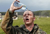 «Летом родники все пересохли» Россиянин больше года возит воду для солдат в зоне СВО. Питье для них закупают суворовцы