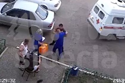 Нападение на фельдшера в российском городе попало на видео