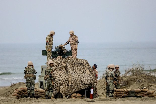 Иранские военнослужащие принимают участие в ежегодных учениях в прибрежной зоне Оманского залива и вблизи Ормузского пролива, Иран, 30 декабря 2022 года