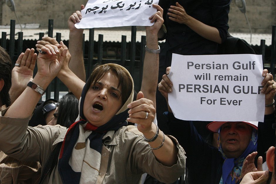 Иранская женщина во время демонстрации перед посольством ОАЭ в Тегеране против притязаний арабской страны на острова в Персидском заливе, Иран, 29 апреля 2008 года