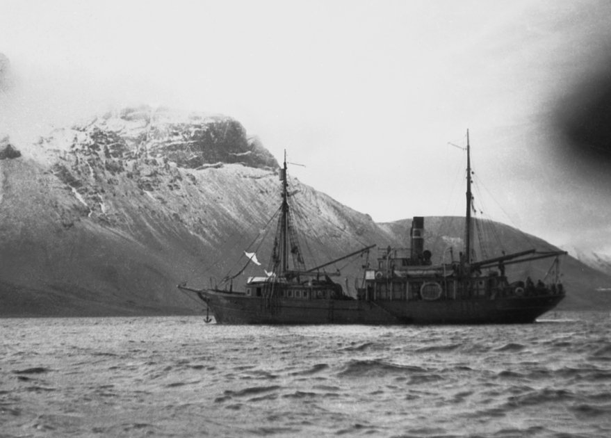 Судно «Персей» в районе архипелага Новая Земля. Северный Ледовитый океан, 1926-1927 годы