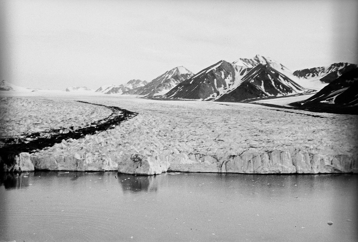Горы, покрытые ледниками, на острове Шпицберген