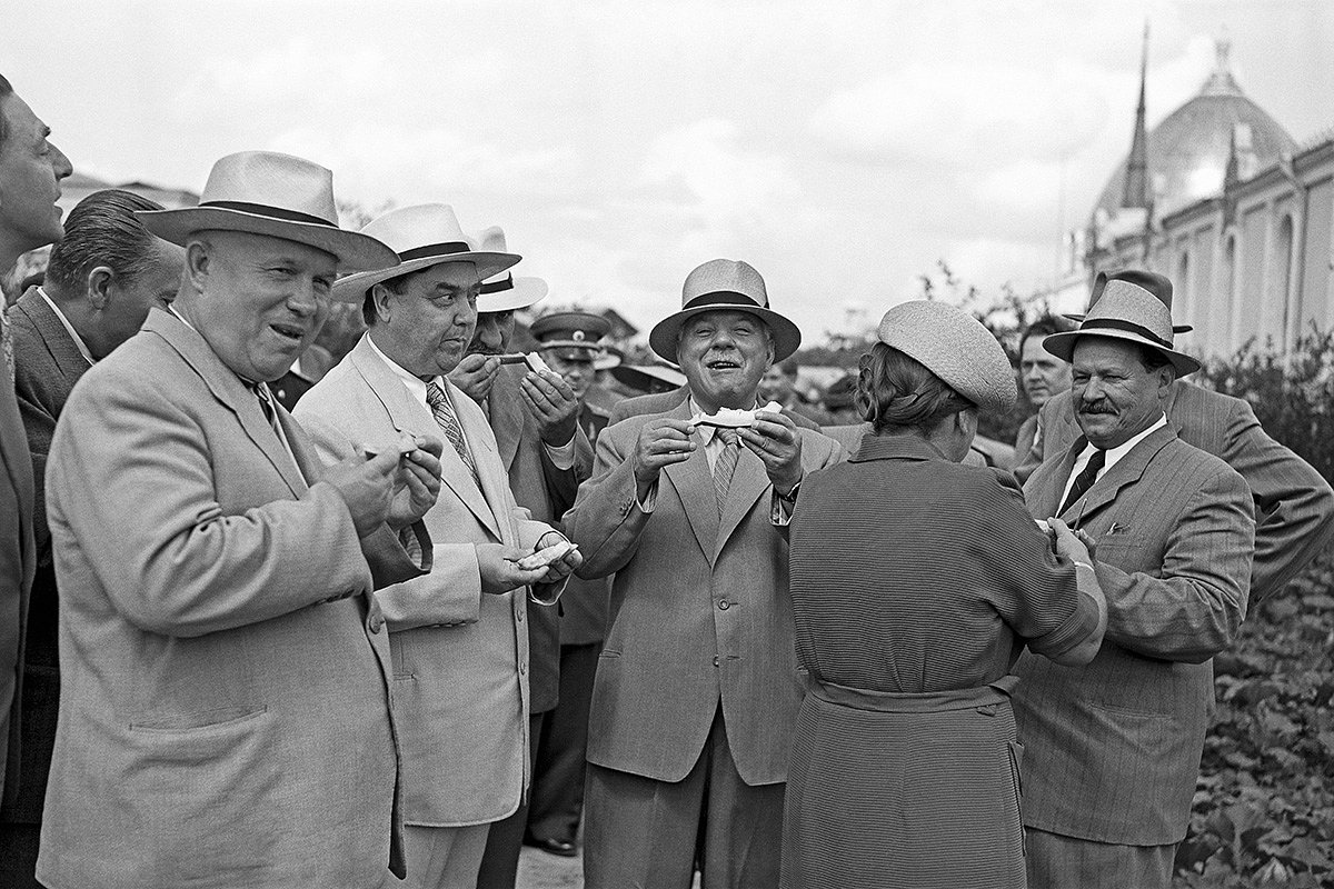 Хрущев, Маленков (слева), Ворошилов (в центре) и Микоян (справа) у павильона «Овощеводство» на ВДНХ. Москва, 25 июля 1954 года