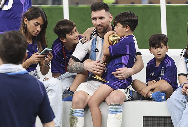 Месси с женой и детьми после победы в финальном матче Чемпионата мира FIFA в Катаре, 2022 год
