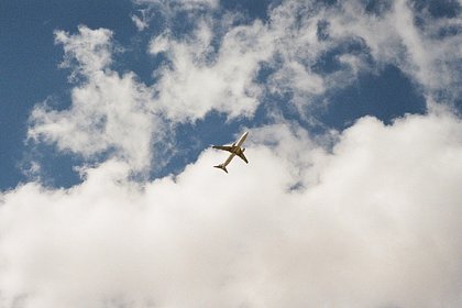 Пассажирский самолет с отказавшим двигателем приземлился в Москве