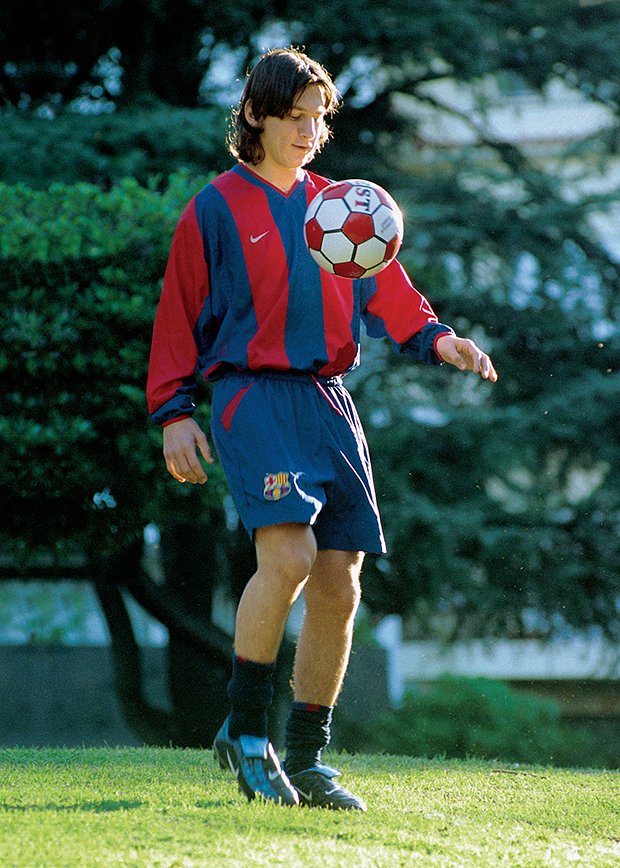 Юный Лионель на тренировке в форме клуба «Барселона», 2003 год