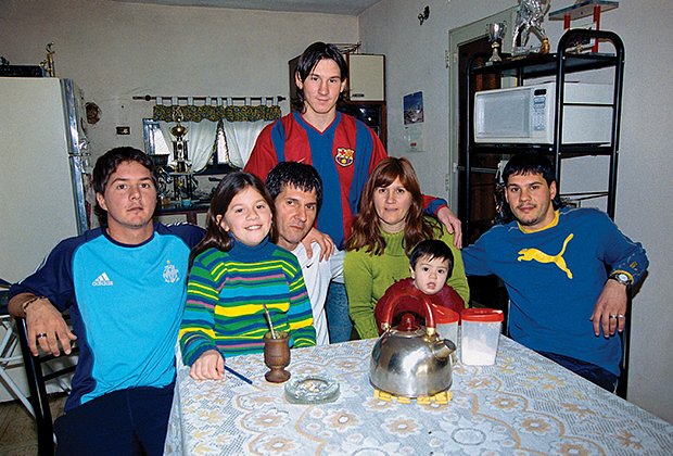Лионель Месси в родном доме с родителями, братьями, сестрой и племянником, 2003 год