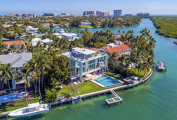 В 2021 году Месси арендовал трехэтажный особняк в Майами, чтобы комфортно провести отпуск с семьей