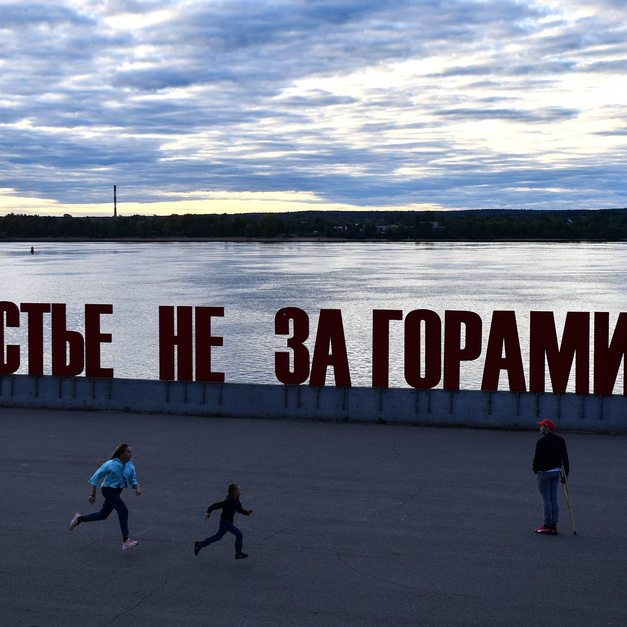 Перми проходит. Счастье не за горами Луганск. Счастье не за горами танк. Временное счастье Пермь. Надпись счастье не за горами Луганск.