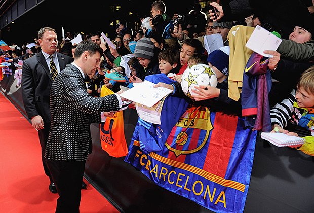 Месси не отказывает юным поклонникам в автографах. На FIFA Ballon d'Or Gala 2012