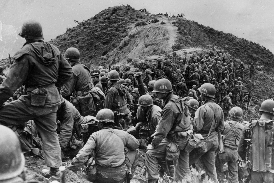 Бойцы 187-й полковой боевой группы США готовятся занять позицию на хребте где-то в Корее, 3 мая 1951 года