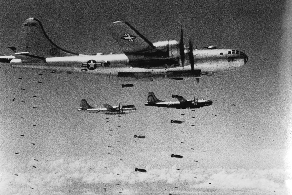 B-29 Superfortress Военно-воздушных сил США сбрасывают бомбы на стратегическую цель во время Корейской войны