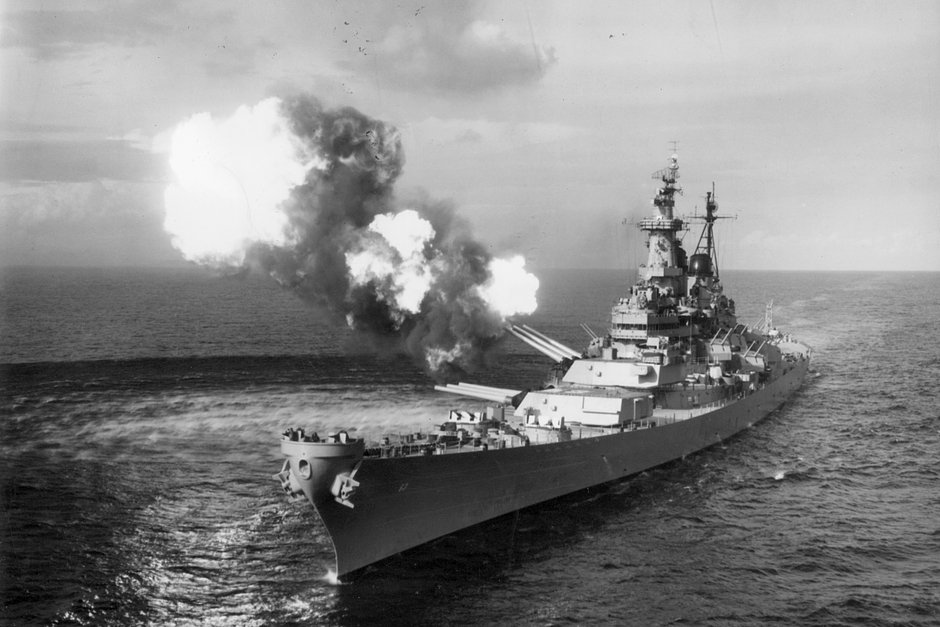 Линкор USS Missouri обстреливает Чхонджин в Северной Корее из 16-дюймовых орудий 