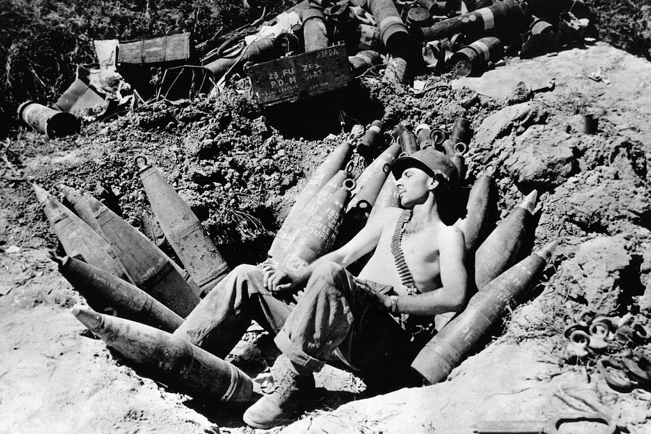 Американский солдат спит на боеприпасах в районе Мейсона во время Корейской войны, 1950 год