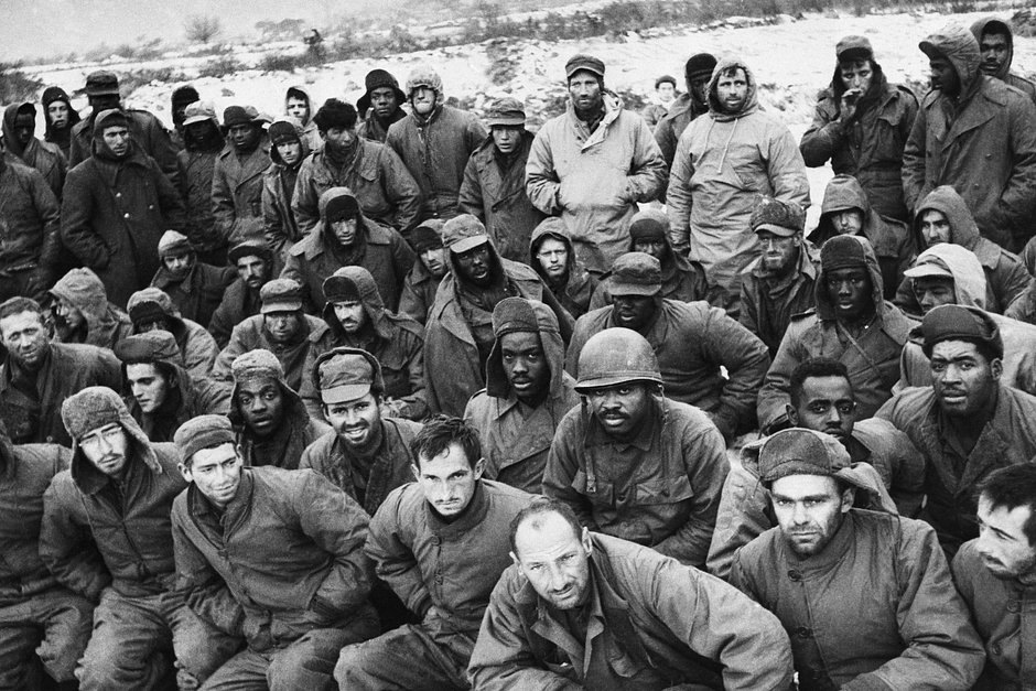 Группа американских солдат, взятых в плен китайскими подразделениями, 30 января 1951 года