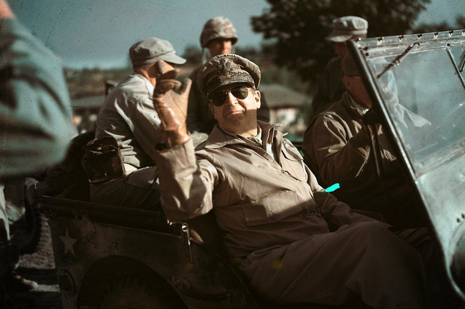 Главнокомандующий союзными оккупационными войсками в Японии генерал Дуглас Макартур, 1950 год