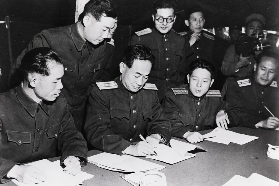 Представители северокорейских коммунистов подписывают соглашение о нейтральной зоне, достигнутое в ходе переговоров с военными представителями США, 29 октября 1951 года