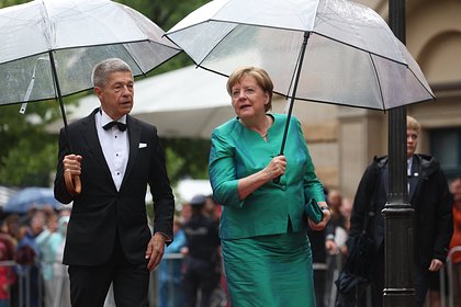 Меркель промокла из-за мужа на фестивале Вагнера