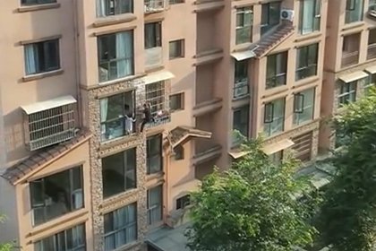 Мужчина спас девочку от падения с четвертого этажа и попал на видео
