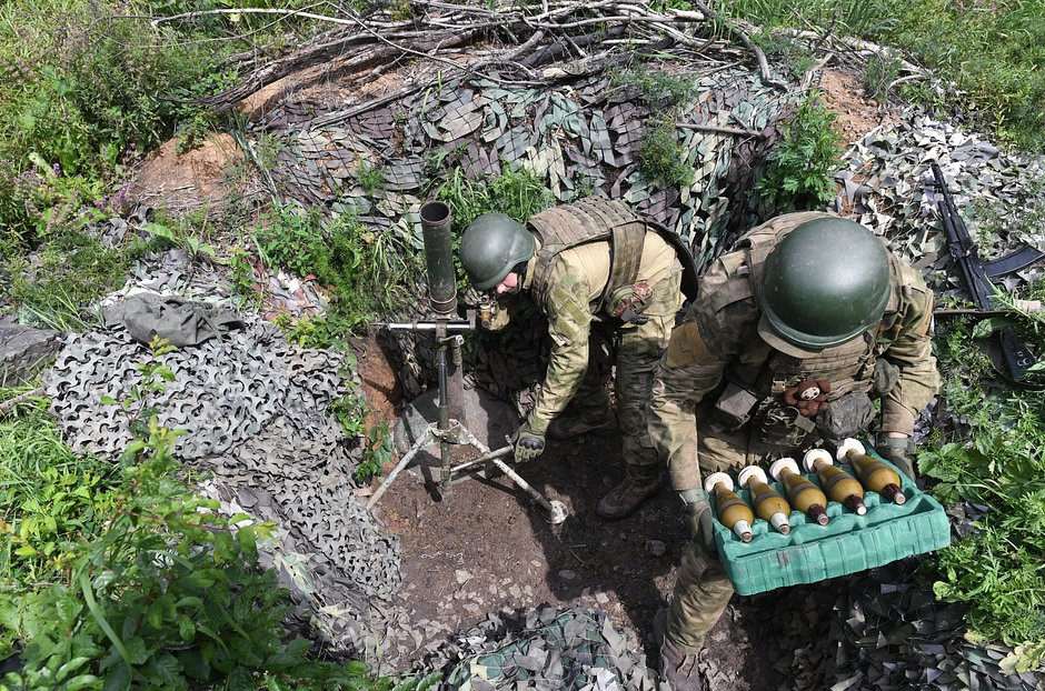 Военнослужащие 1-й танковой армии выполняют наводку миномета на позиции ВСУ на сватовском направлении, 22 июля 2023 года