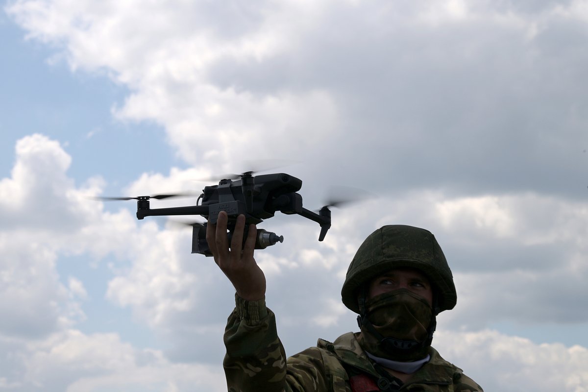 Российский военнослужащий с дроном, оборудованным подвесом для сброса боеприпаса, 18 июля 2023 года