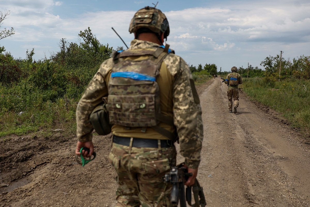 Украинские военнослужащие на дороге в Запорожской области, 2 июля 2023 года