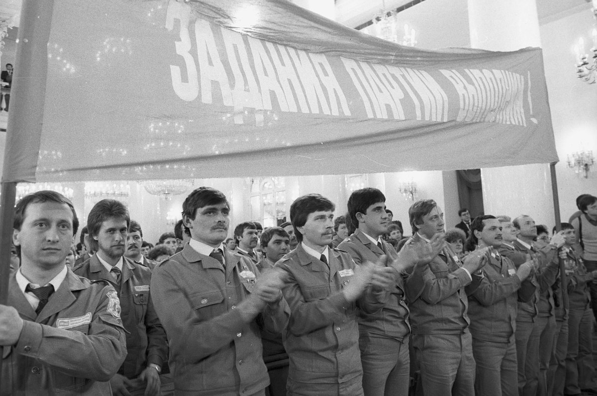 Торжественный митинг, посвященный отъезду комсомольцев на стройки XII пятилетки, 1986 год 