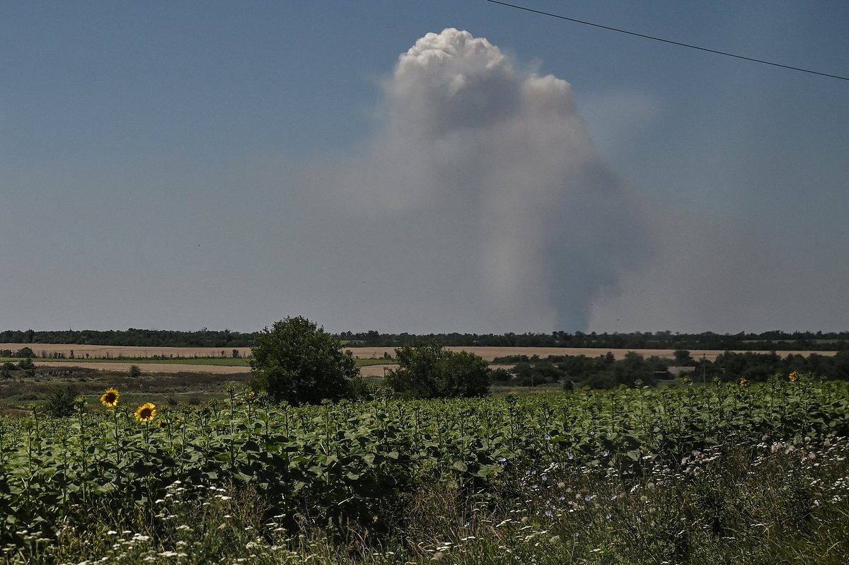Столб дыма, поднимающийся после взрыва на линии фронта, Запорожская область, 13 июля 2023 года