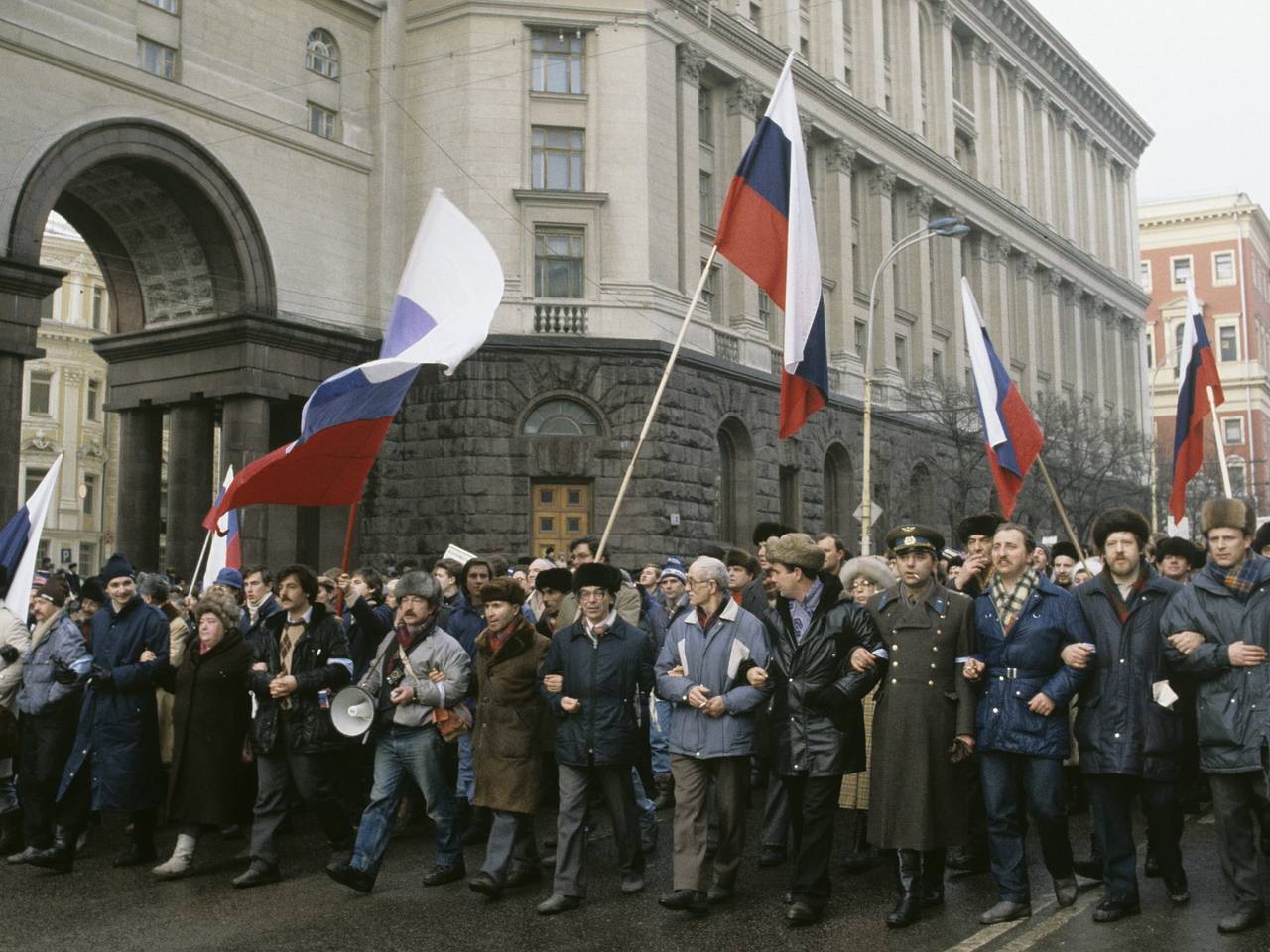 Впервые власть использовала ОМОН» 35 лет назад в СССР сняли многолетний  запрет на митинги. К чему это привело?: Политика: Россия: Lenta.ru