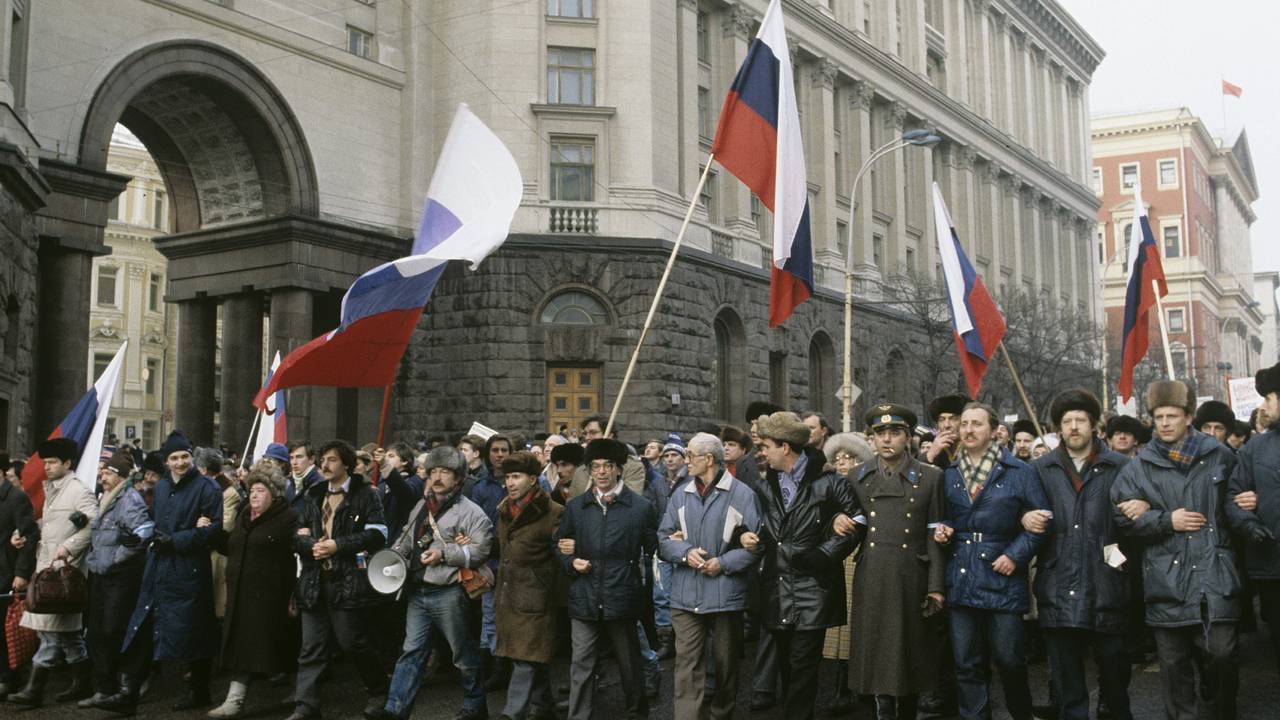 Впервые власть использовала ОМОН» 35 лет назад в СССР сняли многолетний  запрет на митинги. К чему это привело?: Политика: Россия: Lenta.ru