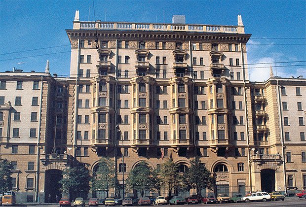 Старое здание посольства США на Новинском бульваре в Москве (1953-2000)