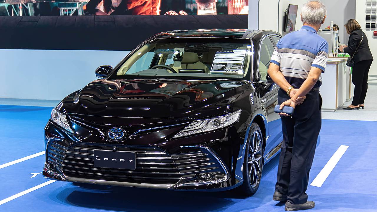 Автор хита о Camry пошутил про запрет на экспорт мощных японских авто в  Россию: Музыка: Культура: Lenta.ru