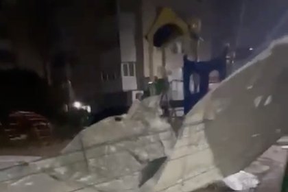 Облицовка дома в Севастополе обрушилась на детскую площадку из-за ветра
