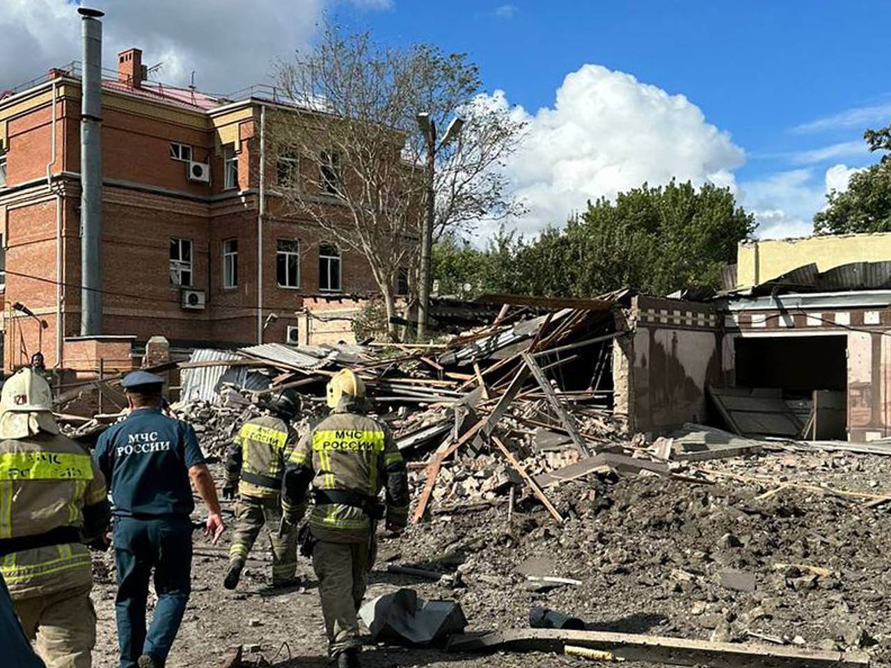 В Таганроге взорвалась украинская ракета С-200. На месте падения —  пятиметровая воронка, есть пострадавшие: Общество: Россия: Lenta.ru