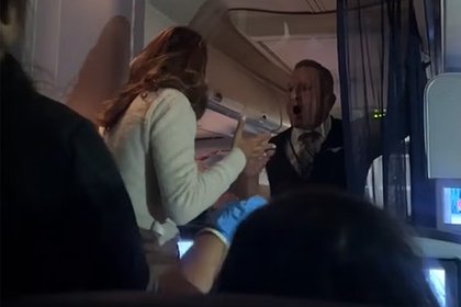 Пассажирка самолета захотела вина, устроила скандал в небе и попала на видео