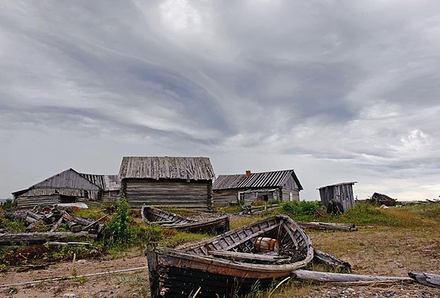 Село Большие Козлы. Зимний берег Белого моря. Старые ангары и карбасы на берегу моря