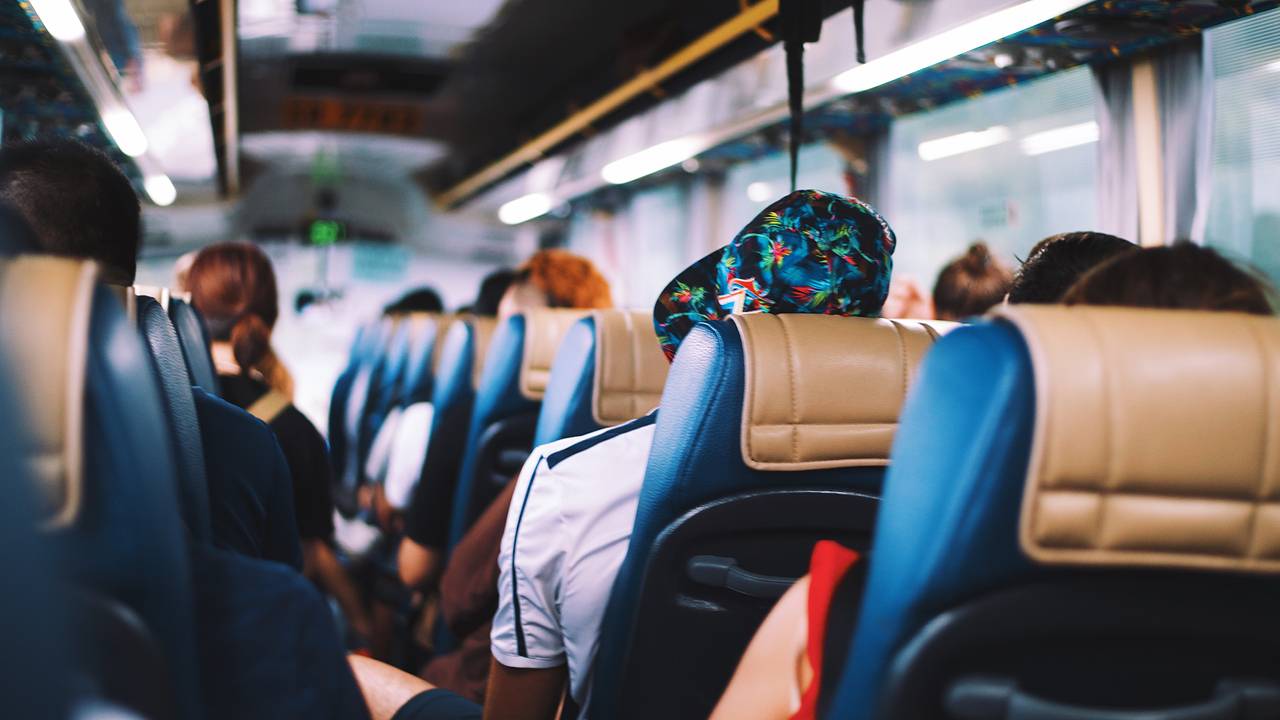 Пара занялась сексом в автобусе на глазах у десятков пассажиров и прохожих: Происшествия: Из жизни: Lenta.ru