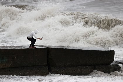 Смытый штормом в Сочи пляж сняли на видео
