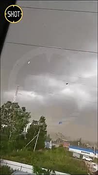 Мощный ураган в российском городе попал на видео