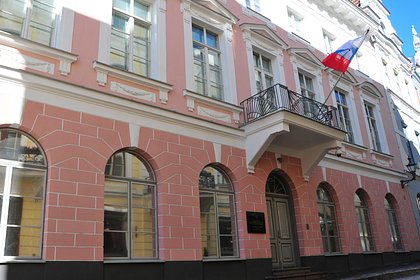 Посольство России в Таллине забросали яйцами