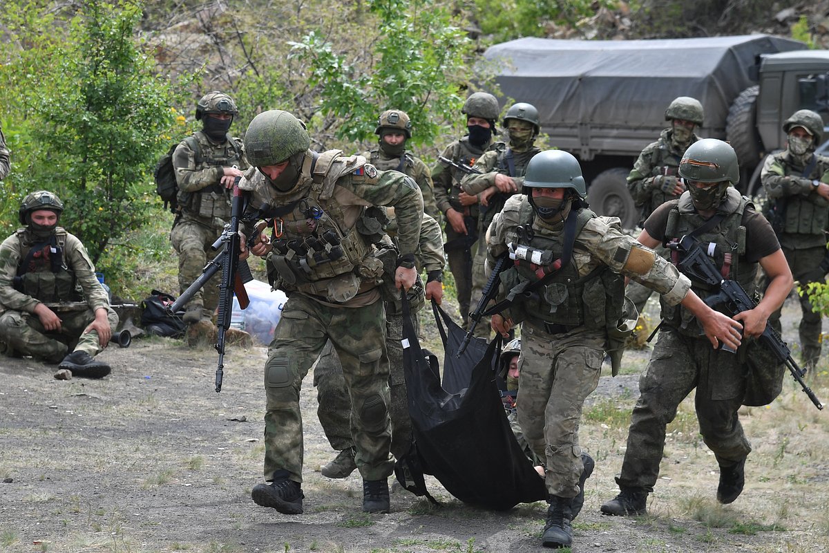 Разведчики группировки «Юг» из числа военнослужащих Вооруженных сил России во время занятий по тактической медицине в рамках интенсивной подготовки на полигоне в ДНР, 23 июня 2023 года