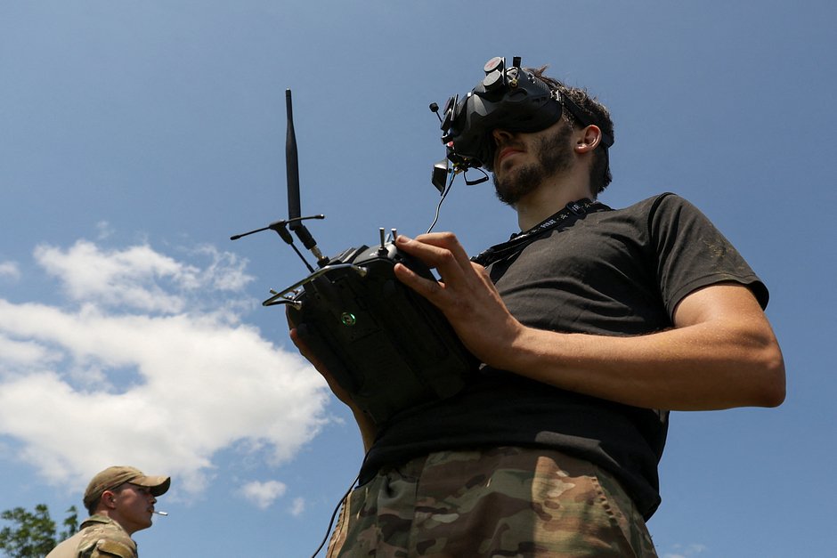 Украинский военнослужащий 35-й отдельной бригады морской пехоты управляет FPV-дроном на полигоне, 24 июля 2023 года