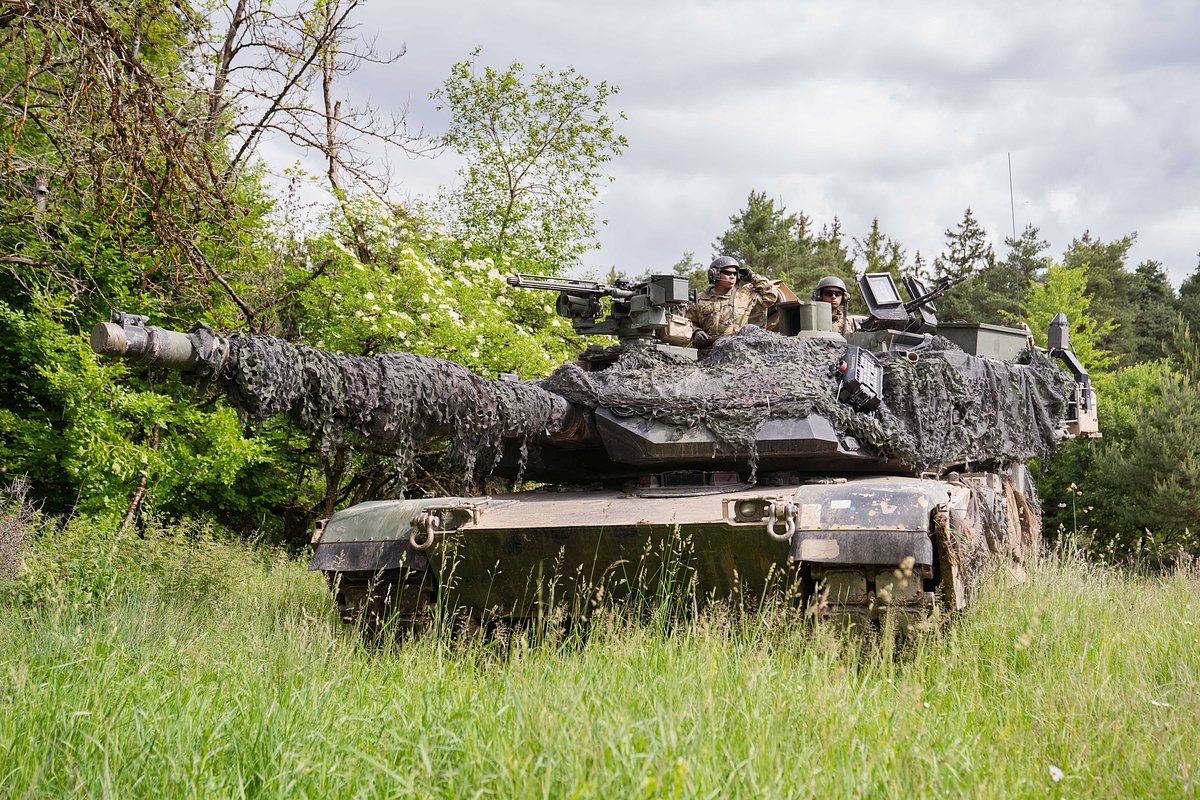 Американские солдаты на танке M1 Abrams в лесистой местности во время учений на полигоне Хоэнфельс, Германия, 8 июня 2022 года