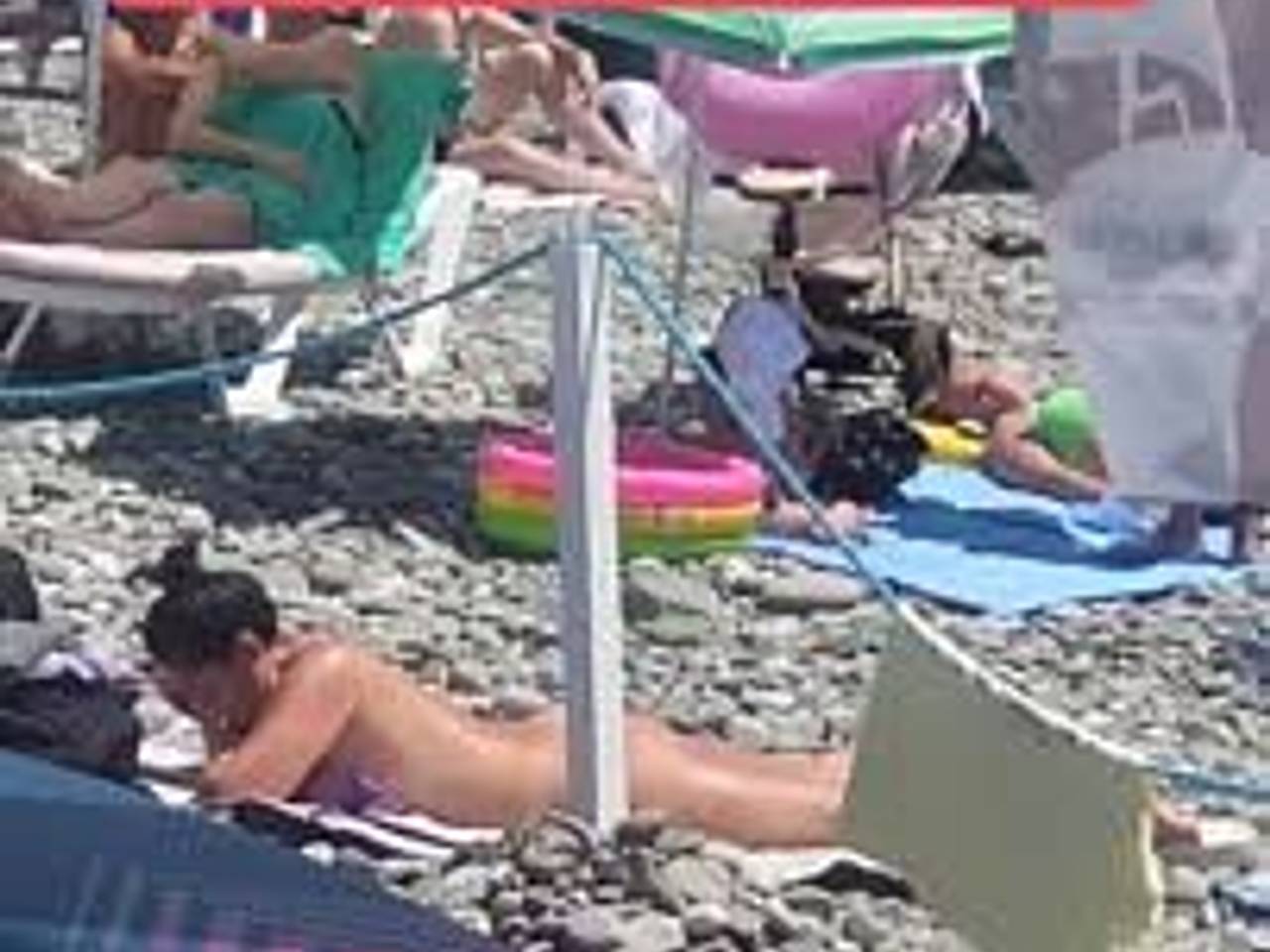 Загорающие топлес туристки на пляже Сочи попали на видео и вызвали споры в  сети: Россия: Путешествия: Lenta.ru