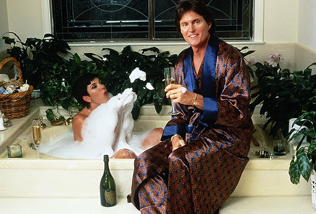 Крис и Брюс Дженнер принимают пенную ванну и пьют шампанское Dom Perignon, 1991 год