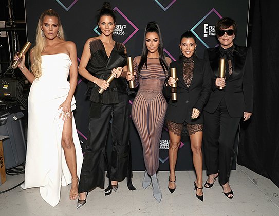 Крис Дженнер с дочерями (слева направо) Хлои, Кендалл, Ким и Кортни на премии People's Choice Awards, 2018 год