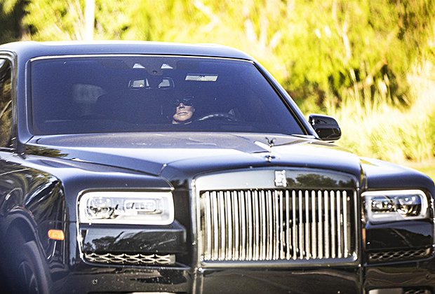 Крис за рулем своего Rolls Royce в Калабасасе