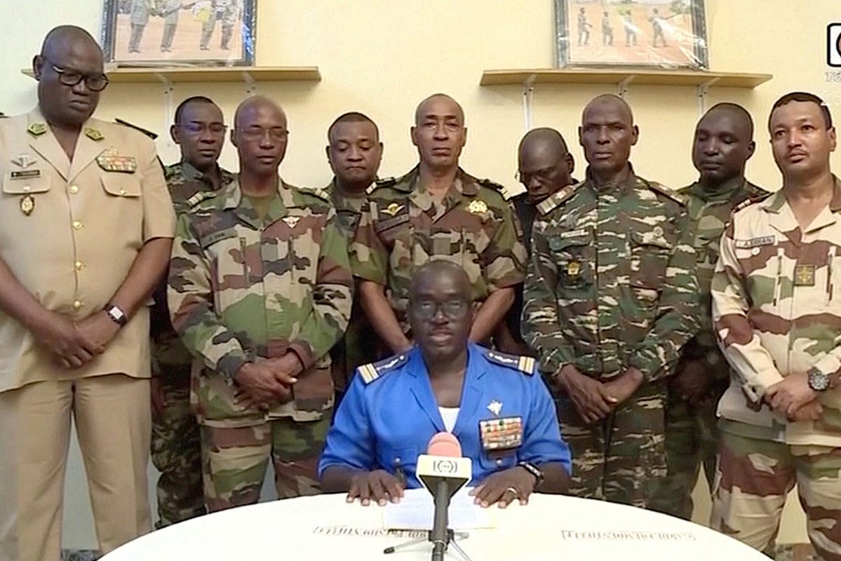 Военные выступают с обращением к нации после задержания президента Нигера Мохамеда Базума