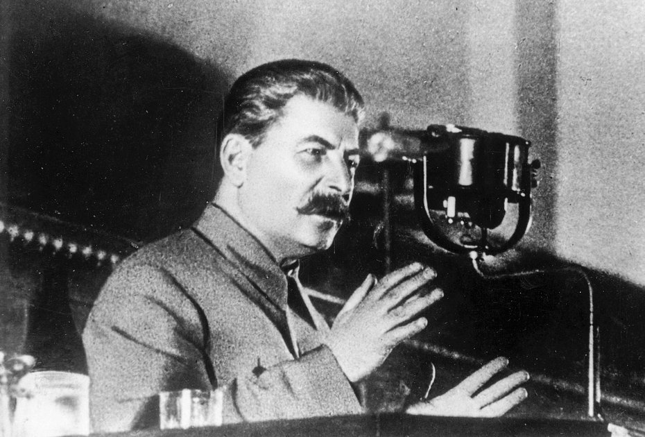 Иосиф Сталин на трибуне
