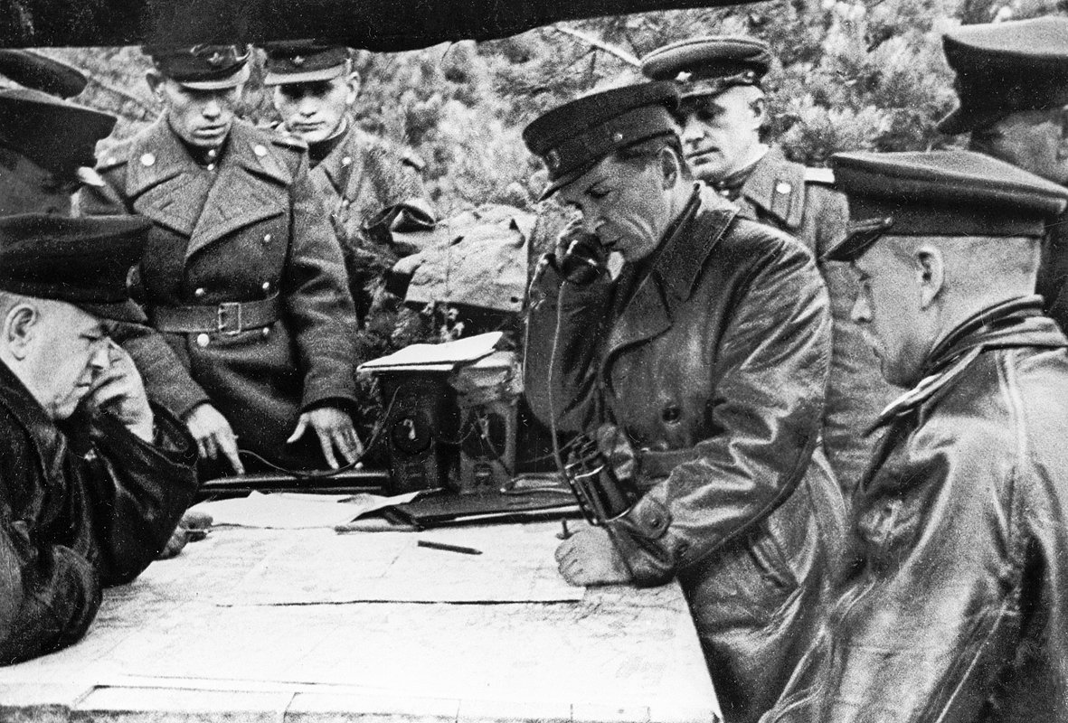 Маршал Георгий Жуков (слева сидит), генерал Павел Батов и маршал Константин Рокоссовский (справа) на командном пункте